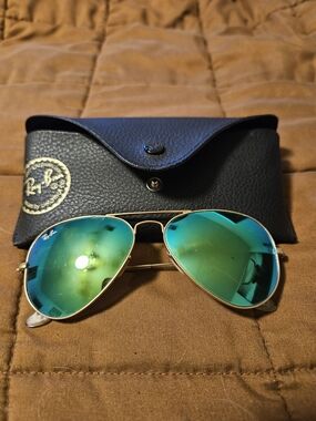Ray-Ban Aviator Sunglasses with Green-Blue Mirrored Lenses and Gold Frame